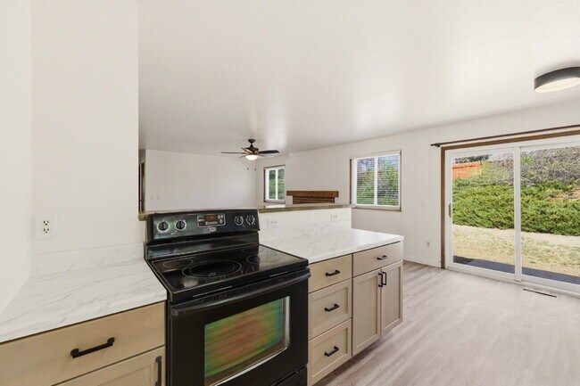 Building Photo - Huge Backyard - Remodeled 3 Bedroom 1.5 Bath Ready ASAP!