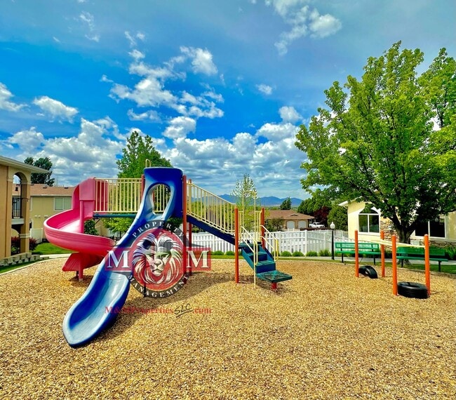 Building Photo - Great 2 Bd 2.5 Bath Townhome in Sandy