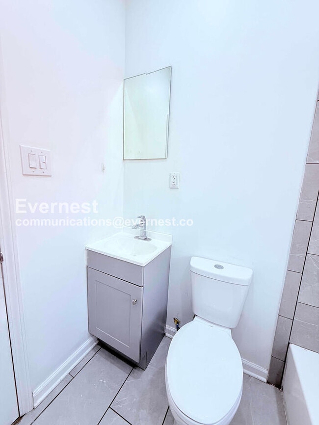 Building Photo - 2 Bed/1 Bath Home with Off-Street Parking / Vouchers Accepted / Available Now!