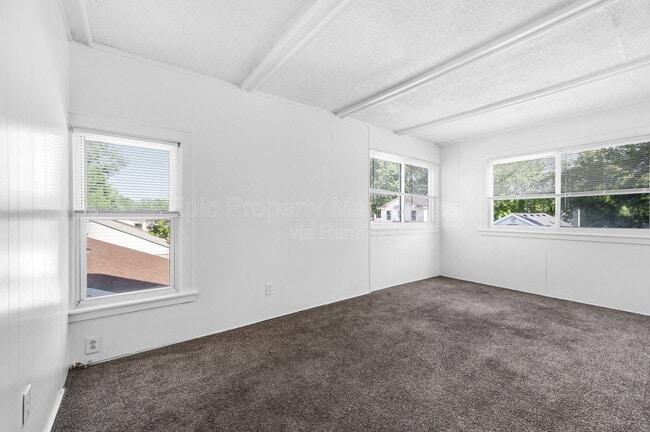 Building Photo - 1511 E Harry Ave