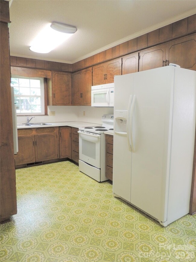 Building Photo - 131 Holbrook St