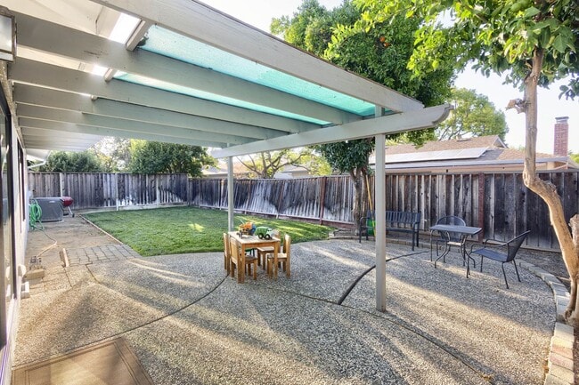 Building Photo - Newly Renovated 4-Bedroom 2.5-Bath South W...