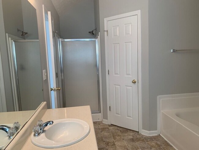 Building Photo - Beautiful 3BR / 2.5BA Split Level with Expansive Backyard and Privacy Fence!