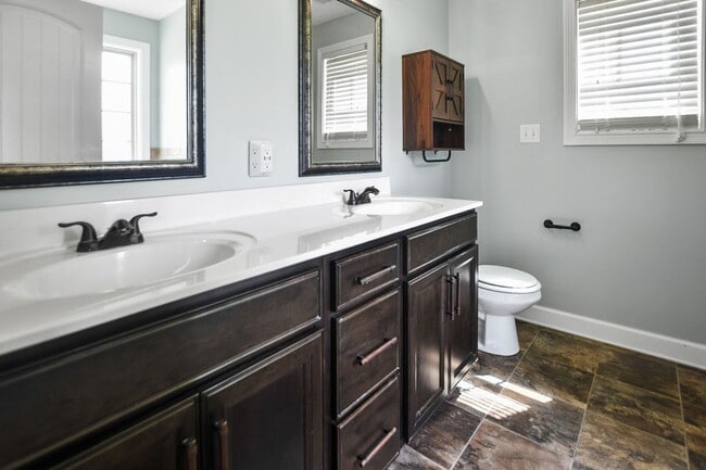 Building Photo - Pet Friendly Three Bedroom with Bonus!