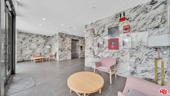 Building Photo - 667 N Wilton Pl