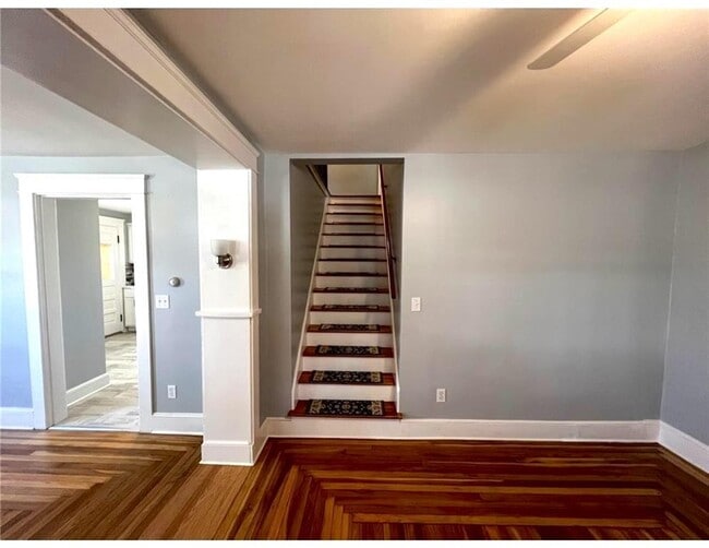 Building Photo - 348 Market St