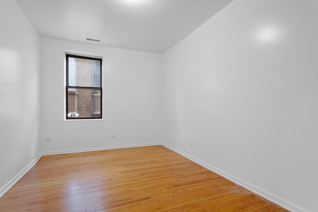 Building Photo - 3320 W Diversey Ave