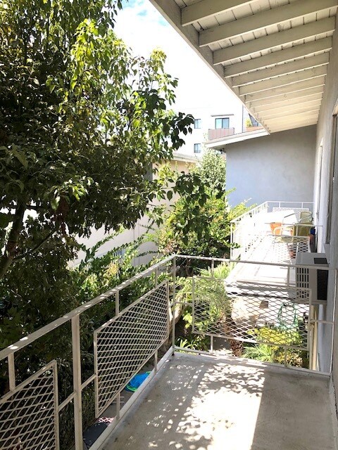 Building Photo - 1320 N Martel Ave