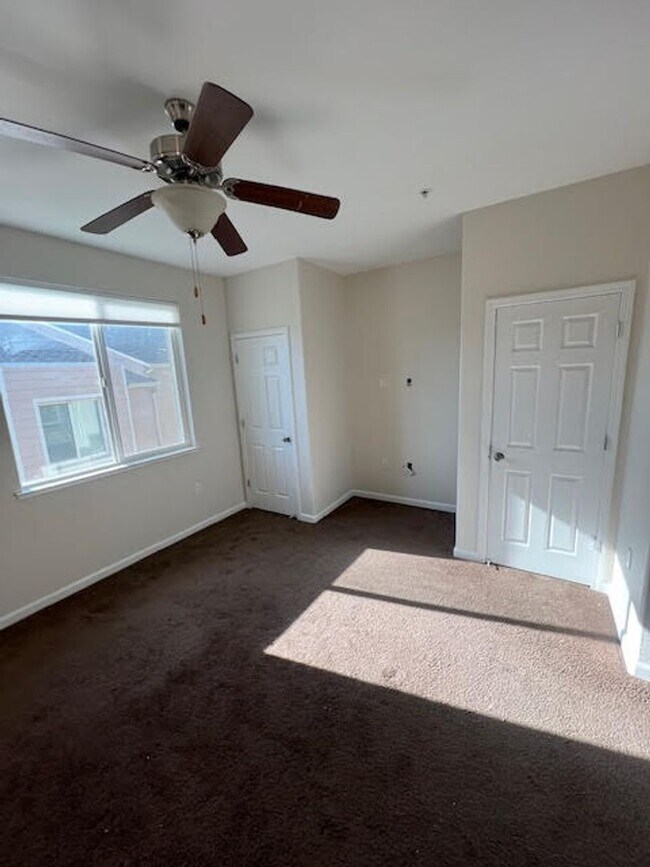 Building Photo - Freshly Painted Larger End Unit Condo for Rent!