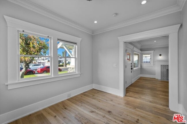 Building Photo - 1828 W 43rd Pl