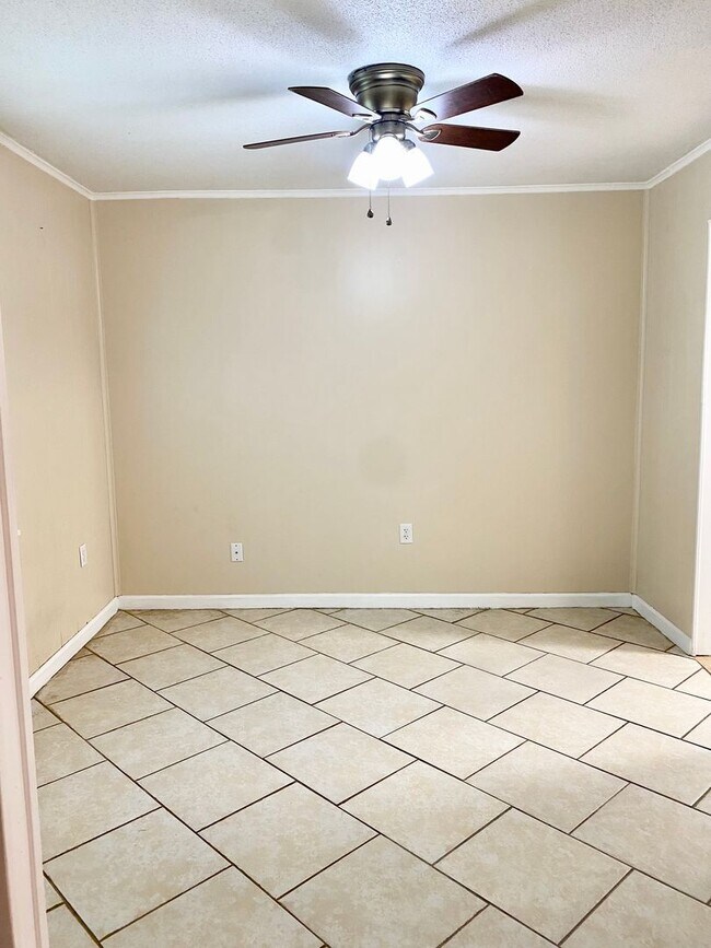Building Photo - Available Now *Whitfield Park* 3BR/2BA home with Fenced backyard- Good schools!