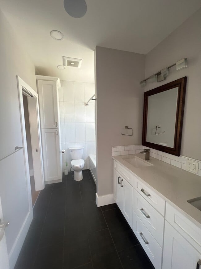 Building Photo - Charming Two bedroom Home