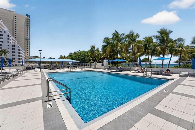 Building Photo - 5001 Collins Ave