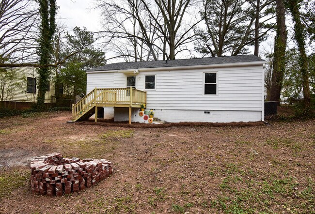 Building Photo - Welcome to this charming 3-bedroom, 1-bath...