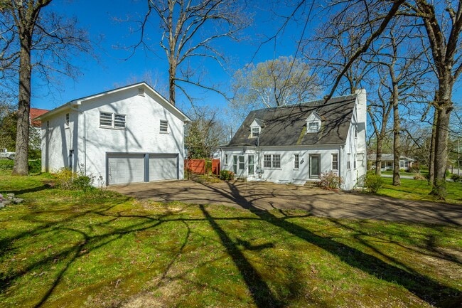 Building Photo - 3 Bedroom 2 Bath Classic