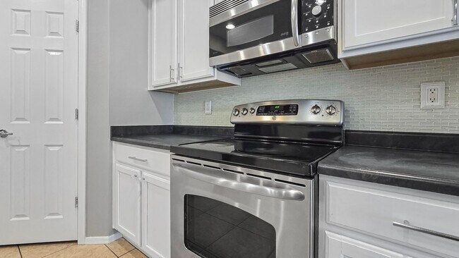 Building Photo - Gorgeous Home with Master Bedroom Downstairs!
