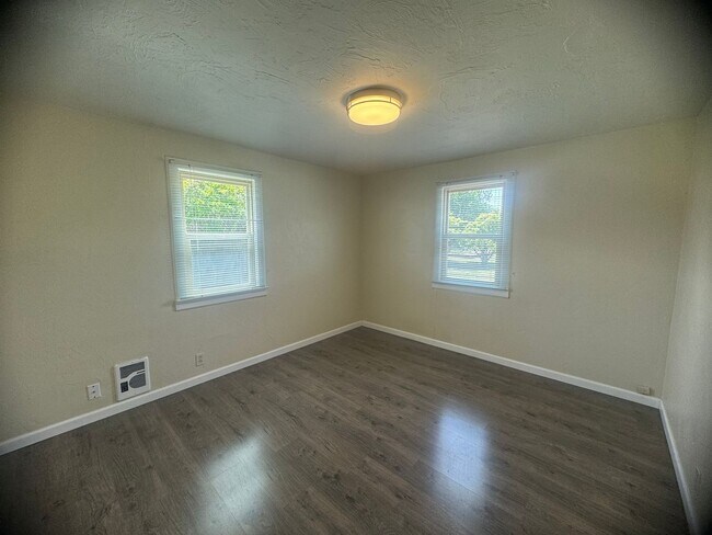 Building Photo - 3-Bedroom, 1-Bath Home In The Cal Young Ar...