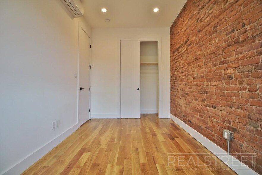 Building Photo - Spacious Modern 1 Bedroom
