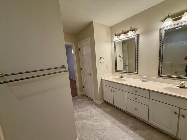 Building Photo - 121 Grand Oak Cir