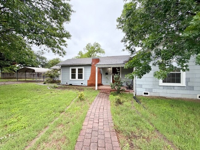 Building Photo - Spacious 3 bedroom with its own micro-park!