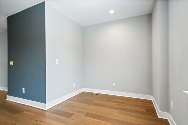 Building Photo - 1009 N Park Ave