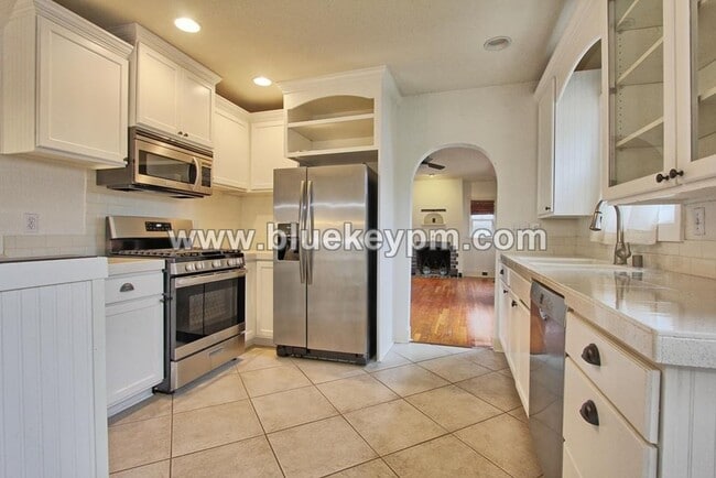 Building Photo - 3 Bed, 2 Bath Cottage in Uptown Vancouver with 2 Bedrooms on Main, Home Office and Bonus Room