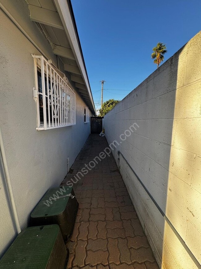 Building Photo - 1200 W 9th St