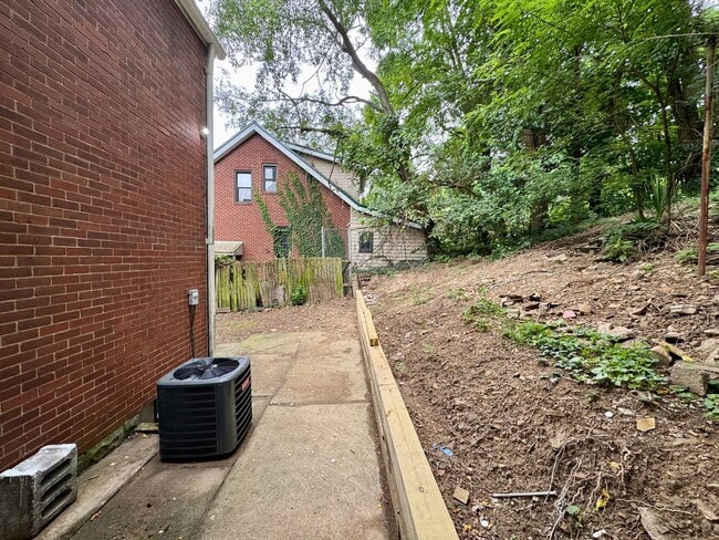 Building Photo - Adorable 2 Bed 1 Bath Home in Brookline W/dedicated office/library space!