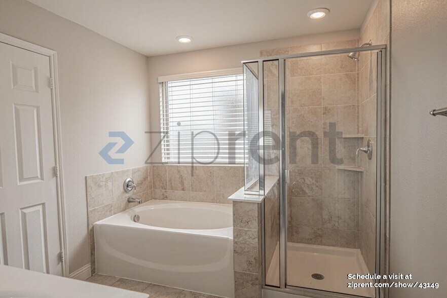 Building Photo - 410 Club House Dr