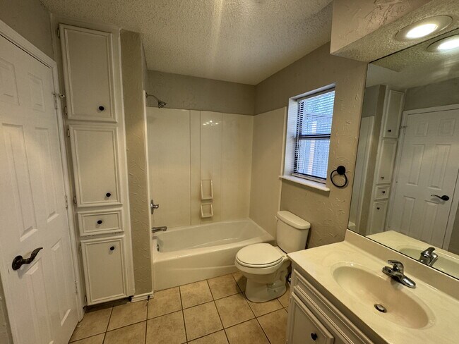 Building Photo - Stunning 3-Bedroom Haven with Cozy Firepla...