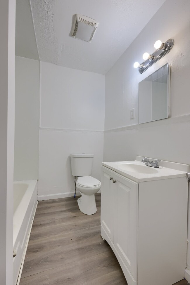 Building Photo - 5 bedroom 1.5 bath. Home available now.