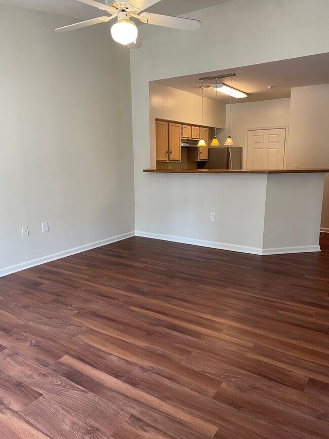 Building Photo - One Bedroom Apartment available now for $1600!