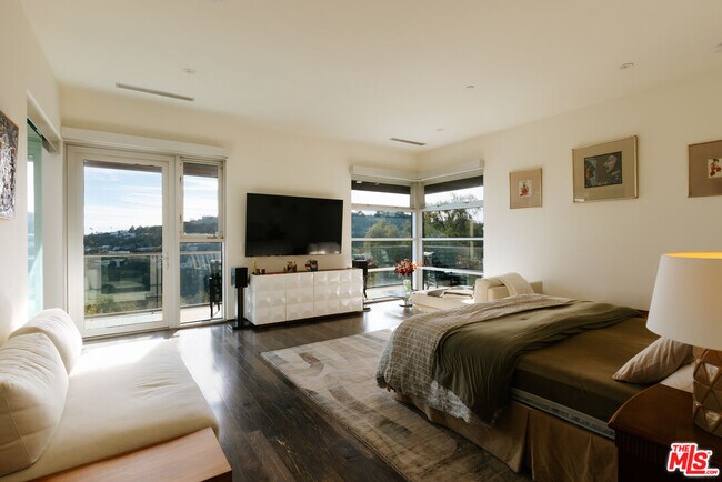 Building Photo - 2651 Nichols Canyon Rd