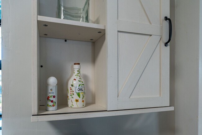 Building Photo - Charming and Spacious Home