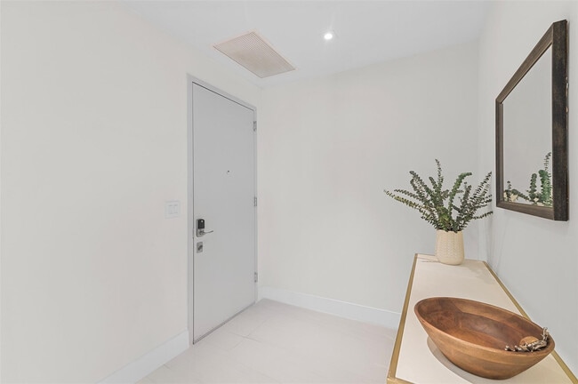 Building Photo - 3100 N Ocean Dr