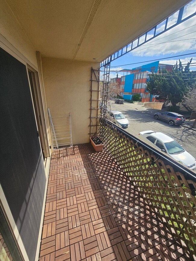 Building Photo - Cozy 2 Bedroom Condo Looking Near Piedmont...
