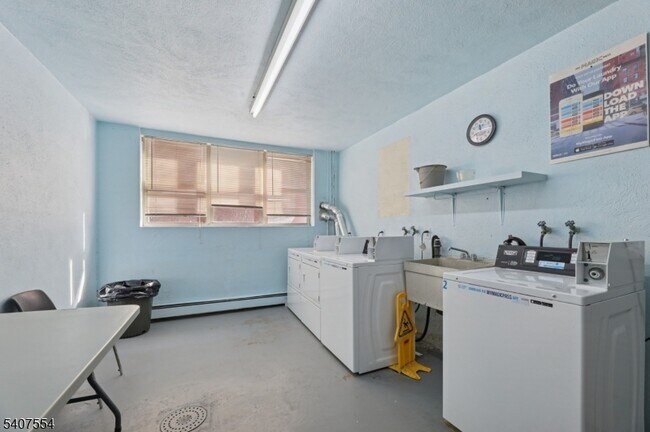 Building Photo - 94 Park Ave