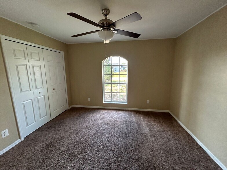 Building Photo - Unique 3/2 + Den home in great location