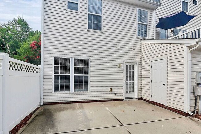 Building Photo - 2BD/2.5BA End Unit Townhome in Blakeney Greens!