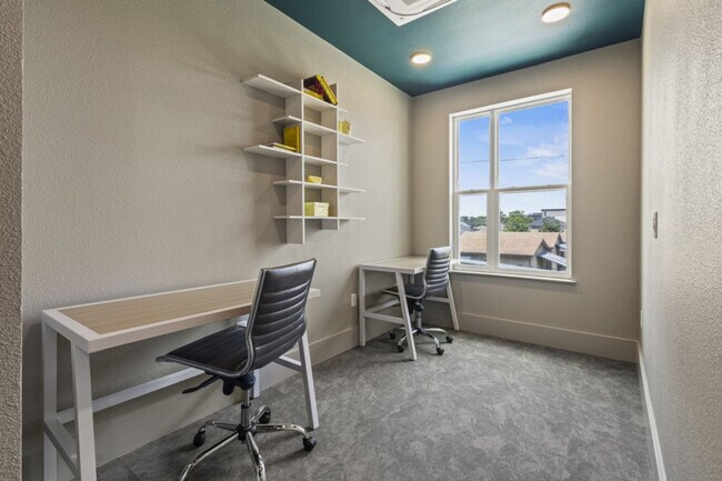 Building Photo - 601 W 9th St