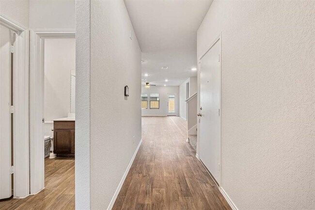 Building Photo - 204 Lily Pond Trl