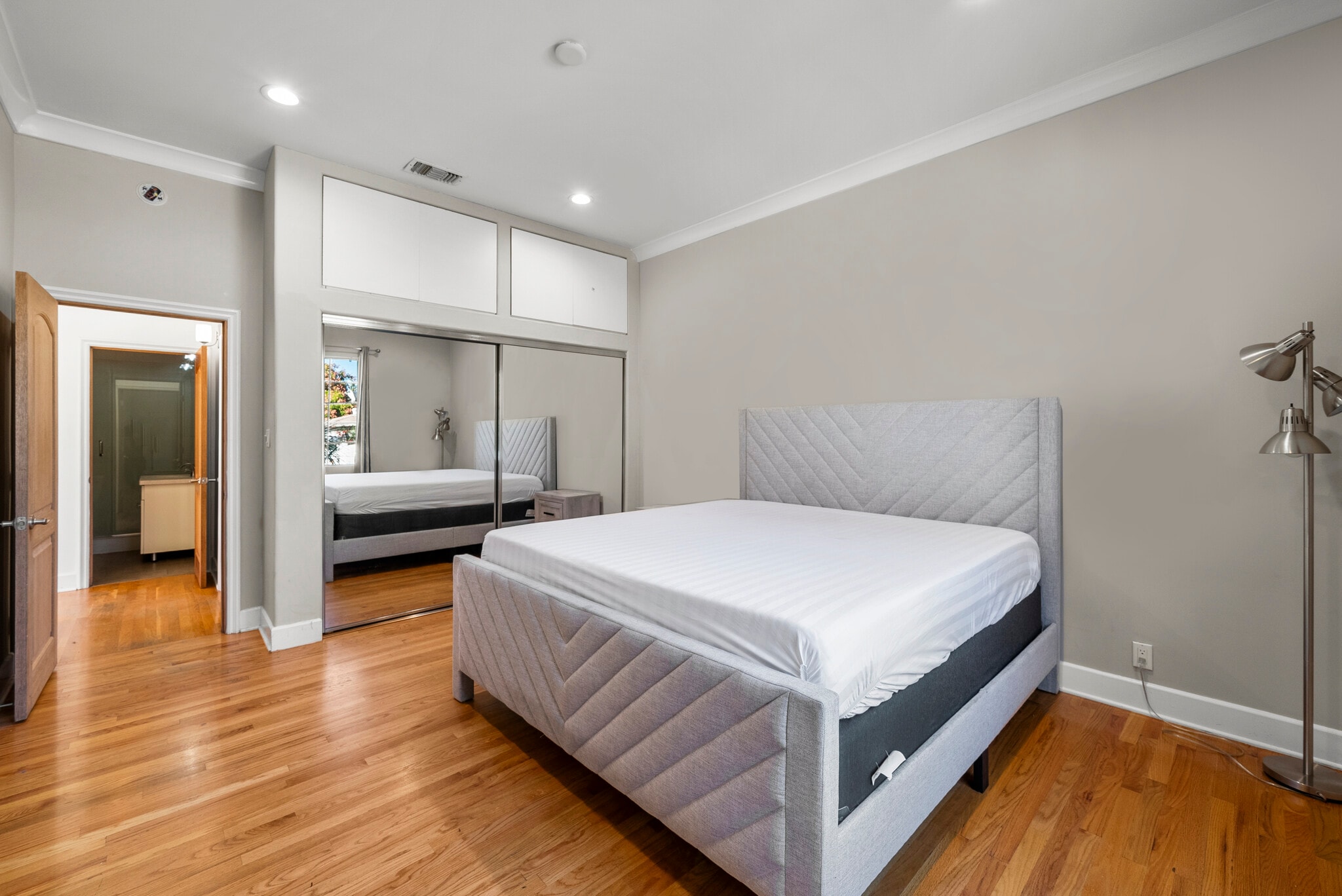 Building Photo - 6331 Simpson Ave