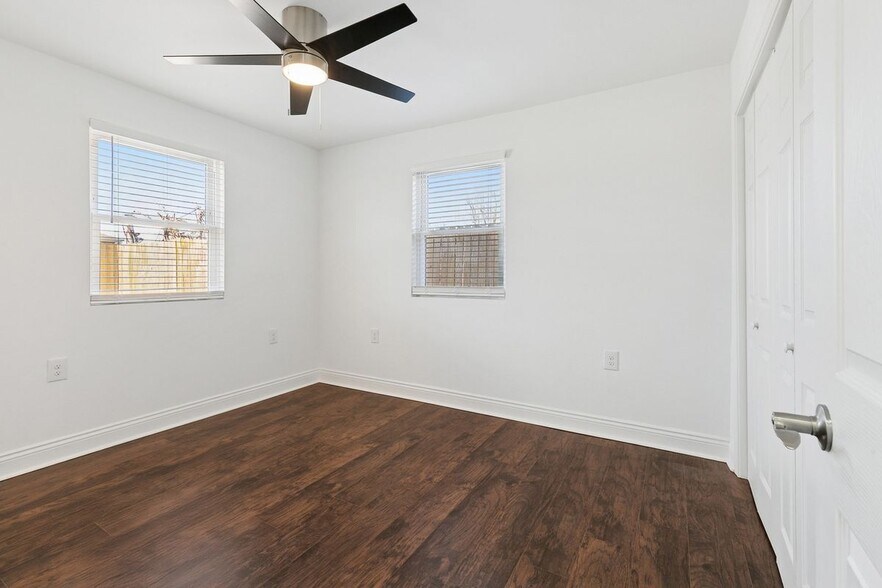 Building Photo - 2420 Dubreuil St