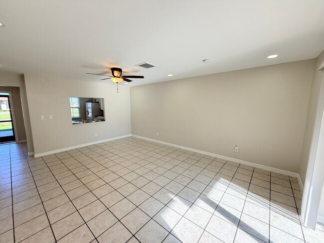 Building Photo - 2 Bed 2 Bath Duplex with Screened Lanai in SE Cape Coral