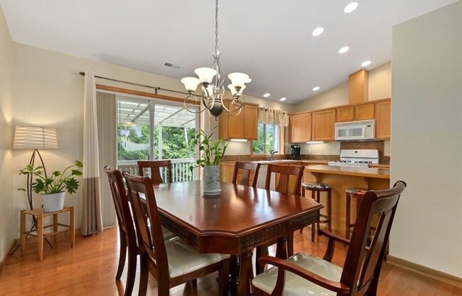 Building Photo - 4 Bed 3Bath Beautiful Single-family House ...