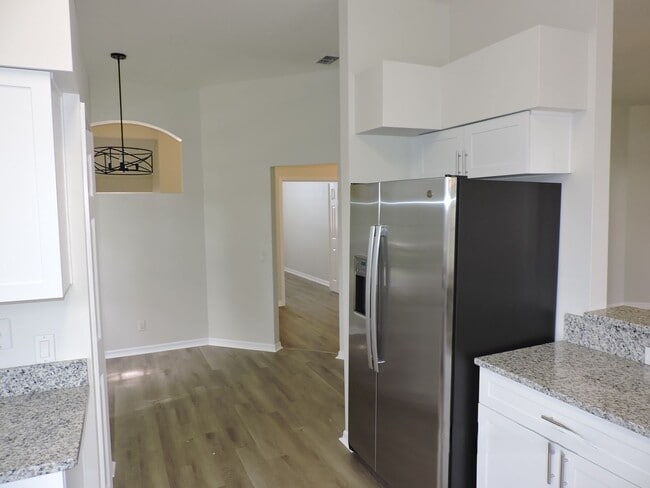 Building Photo - 2/2 Townhome Located in Carriage Homes At ...