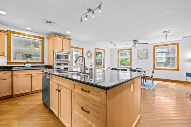 Building Photo - 912 Little Bay Ave