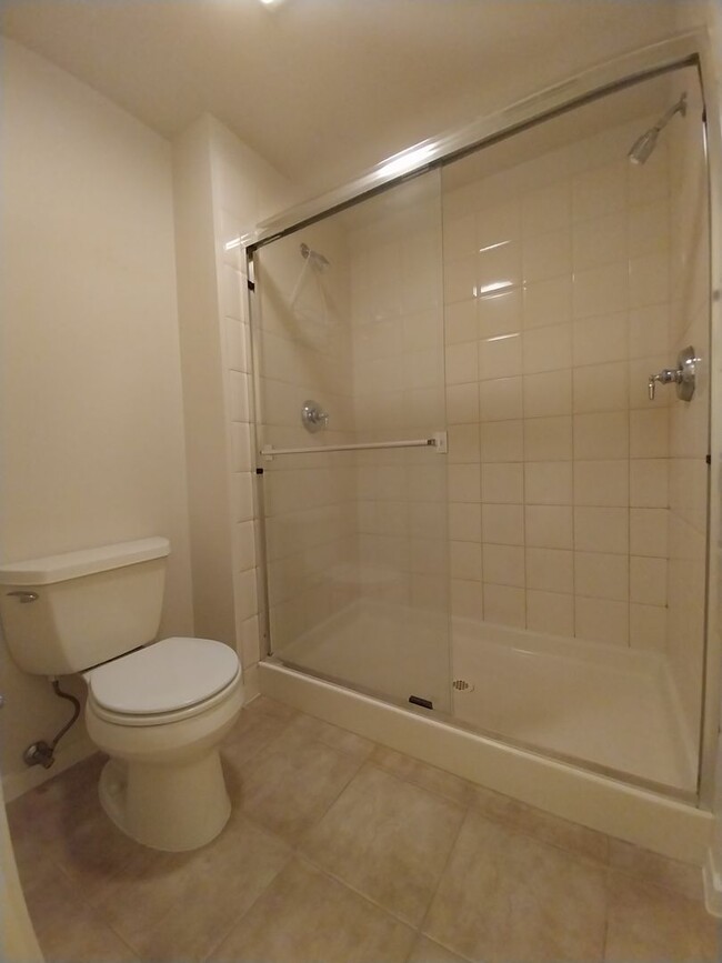 Building Photo - Beautiful 2 beds/1.75 baths condo in sough...