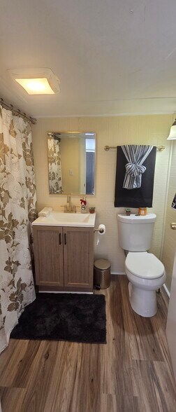 Full Bathroom - 7043 S Goddard Rd