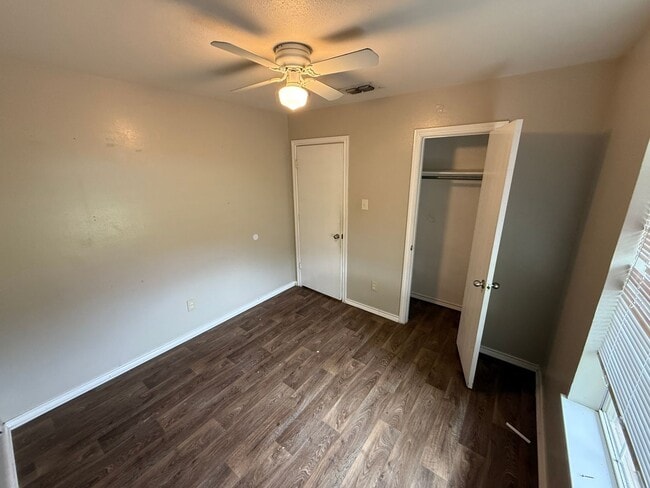 Building Photo - 3-bed/2-bath with garage!